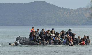 Пет лодки с нелегални мигранти навлязали във води на Гърция