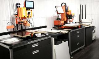 Робот зарежда машини за производство на мебели