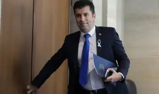 Кирил Петков за снимката с Антон Славчев: Движех се по тротоара и го видях