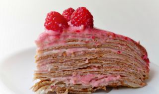 Рецепта на деня: Мини бананова торта с палачинки и малинов крем