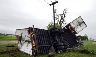 Торнадо отвя камиони в САЩ (видео)