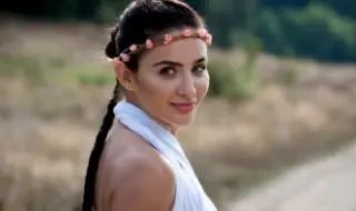 Елен Колева се къпе в рози и тъне в лукс и романтика (ВИДЕО)