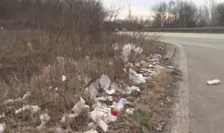 The main road in the North-West is littered with garbage 