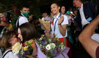 Олимпийска шампионка с ансамбъла на България е с фрактура на глезена след златото в Токио