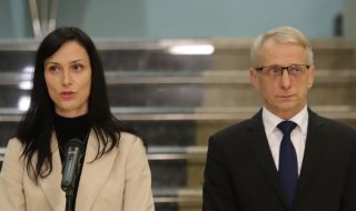 Мария Габриел: Хамас държи като заложници двама души с български произход
