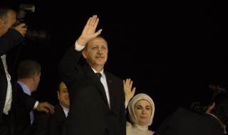 Ердоган се завърна, посрещнаха го протести