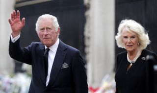 Камила вече носи бижутата на покойната Елизабет II