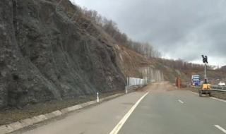 Свлачище затвори магистрала "Люлин" за София
