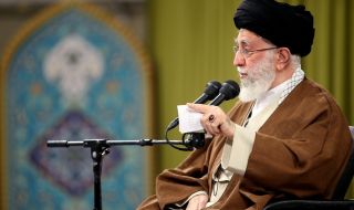 Върховният лидер на Иран: Жените, носещи хиджаб, който не покрива изцяло косата им, не са нерелигиозни