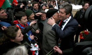 Първанов си тръгна с трибагреник от президентството