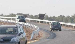 Двама загинаха на пътя за ден