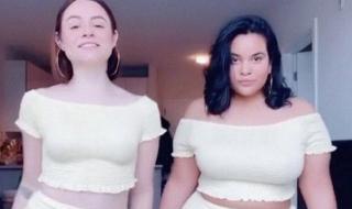 Две приятелки облякоха едни и същи дрехи и… (СНИМКИ)