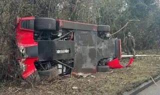 Механик от сервиз катастрофира с емблематичната суперкола Ferrari F40 (ВИДЕО)