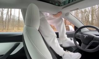 Какво става ако шофьорът изскочи от Tesla с включен автопилот? (ВИДЕО)