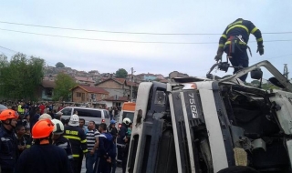 Камион се вряза в баничарница (Видео)