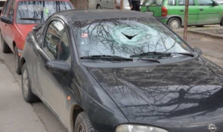 Счупиха стъкла на около 10 автомобила (Снимки)