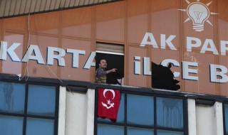 Въоръжен атакува офиса на управляващата партия в Истанбул