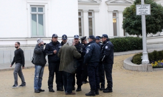 Две години затвор за хвърлен домат срещу парламента грозят Босия