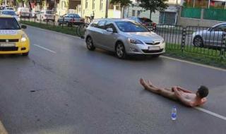 Гол мъж легна пред колите на бул. ”Васил Левски” в София (18+)