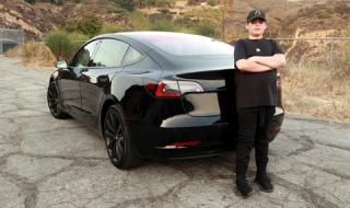 14-годишен пубер си купи Tesla Model 3