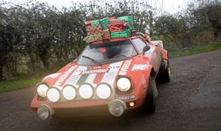 Дядо Коледа замени шейната с… Lancia Stratos (ВИДЕО)
