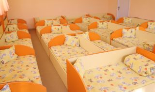 Утре отварят детските градини, яслите и училищата за ученици до 4 клас