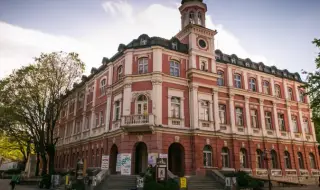 Нелеп инцидент в Плевен: 16-годишно момиче е със сериозна травма след падане на репетиция в Драматично-кукления театър