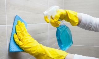 Домашен трик за лесно почистване на плочките в банята