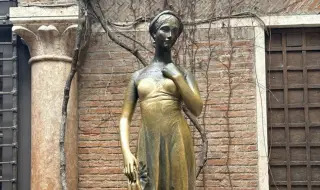 Туристи направиха дупка в бюста на статуята на Жулиета във Верона (СНИМКА)