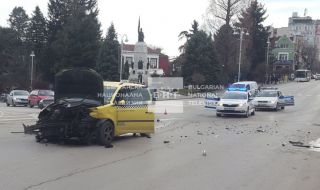 В центъра на Велико Търново: Кола излетя от пътя и спря на тротоар 