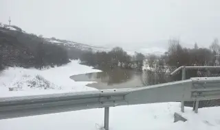 Затворени пътища, закъсали тирове и ограничено движение 