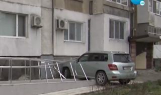 Кола се вряза в жилищен блок в Бургас и повреди рампа за инвалиди (ВИДЕО)