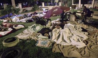 Стотици спаха навън заради земетресения