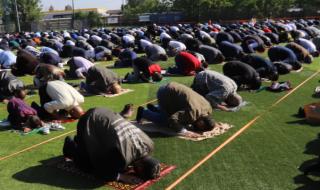 Празнична молитва на открито за Рамазан байрам в Кърджали