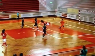 Футболистка блесна с фамозни голове в зала (Видео)