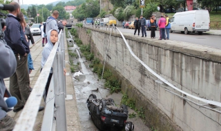 Джип падна в река, спасиха подпийналия му водач