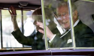 Крал Чарлз Трети и съпругата му Камила са на път към Единбург