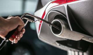 Временна победа за автомобилната индустрия: Брюксел отслабва новите стандарти за вредни емисии
