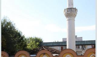 Ремонтират покрива на най-старата джамия в Хасковско