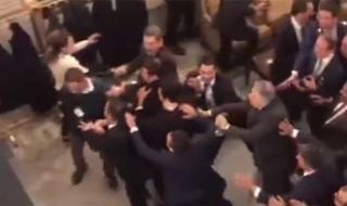 Бой в турския парламент (ВИДЕО)