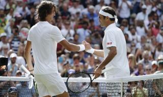 Федерер с леки проблеми, но продължава напред