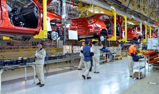 Заводът на VW: Двама се карат, трети печели