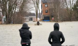 Хиляди евакуирани след наводнения в Канада