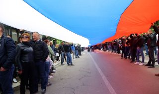 Протестиращи сърби разпънаха 250-метрово знаме