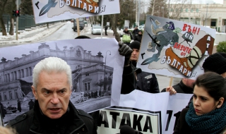 "Атака" поиска извинение от САЩ за бомбардировките през 1944 г.