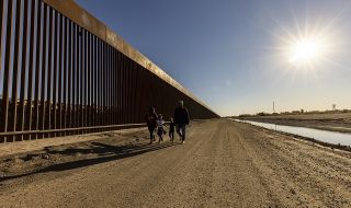 Преграда! Мигранти критикуват нова стена от контейнери на границата между Мексико и САЩ
