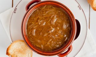 Рецепта на деня: Проста лучена супа