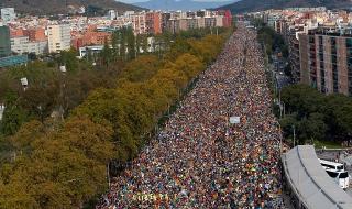 Стотици хиляди протестират в Каталуния (СНИМКИ)