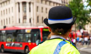 Чистач намери £300 хил. в автобус в Лондон, върна ги в полицията