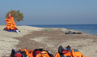 Коледно дърво от спасителни жилетки